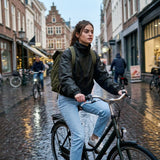 Pluvion regenjas dames gedragen op de fiets in de stad