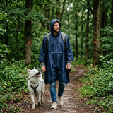 Pluvion heren regenponcho donkerblauw tijdens boswandeling